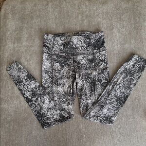 EUC/Like New - Fast and Free High-Rise Tight 5 Pocket Size 6